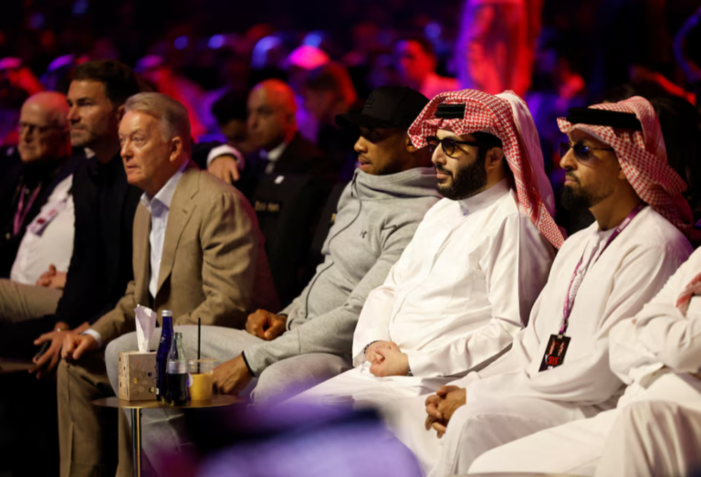 Saudi wealth fund holding talks to create boxing league saudi-wealth-fund-holding-talks-to-create-boxing-league